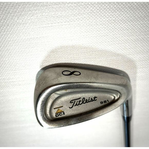 Titleist Select Custom Graphite Technology gold club 981 Iron 8 right handed - Picture 1 of 5